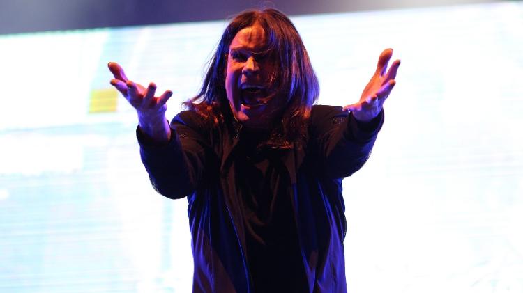 09.out.2013 - Black Sabbath em Porto Alegre (RS), onde o grupo faz o primeiro show no país. A turnê mundial "The Reunion Tour" reúne Ozzy Osbourne (vocal), Tony Iommi (guitarra) e Geezer Butler (baixo) no palco, juntos pela primeira vez no Brasil - Fábio Codevilla/Agência Cigana/Divulgação - Fábio Codevilla/Agência Cigana/Divulgação