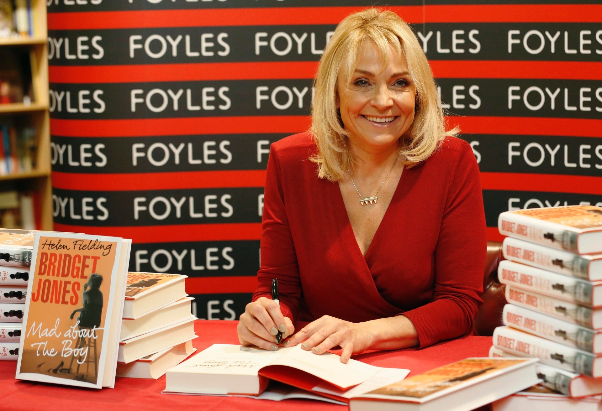 10.out.2013 - A autora Helen Fielding atende os fãs durante sessão de autógrafos de seu novo livro, "Bridget Jones: Louca pelo Garoto", em uma livraria no centro de Londres - REUTERS/Luke MacGregor