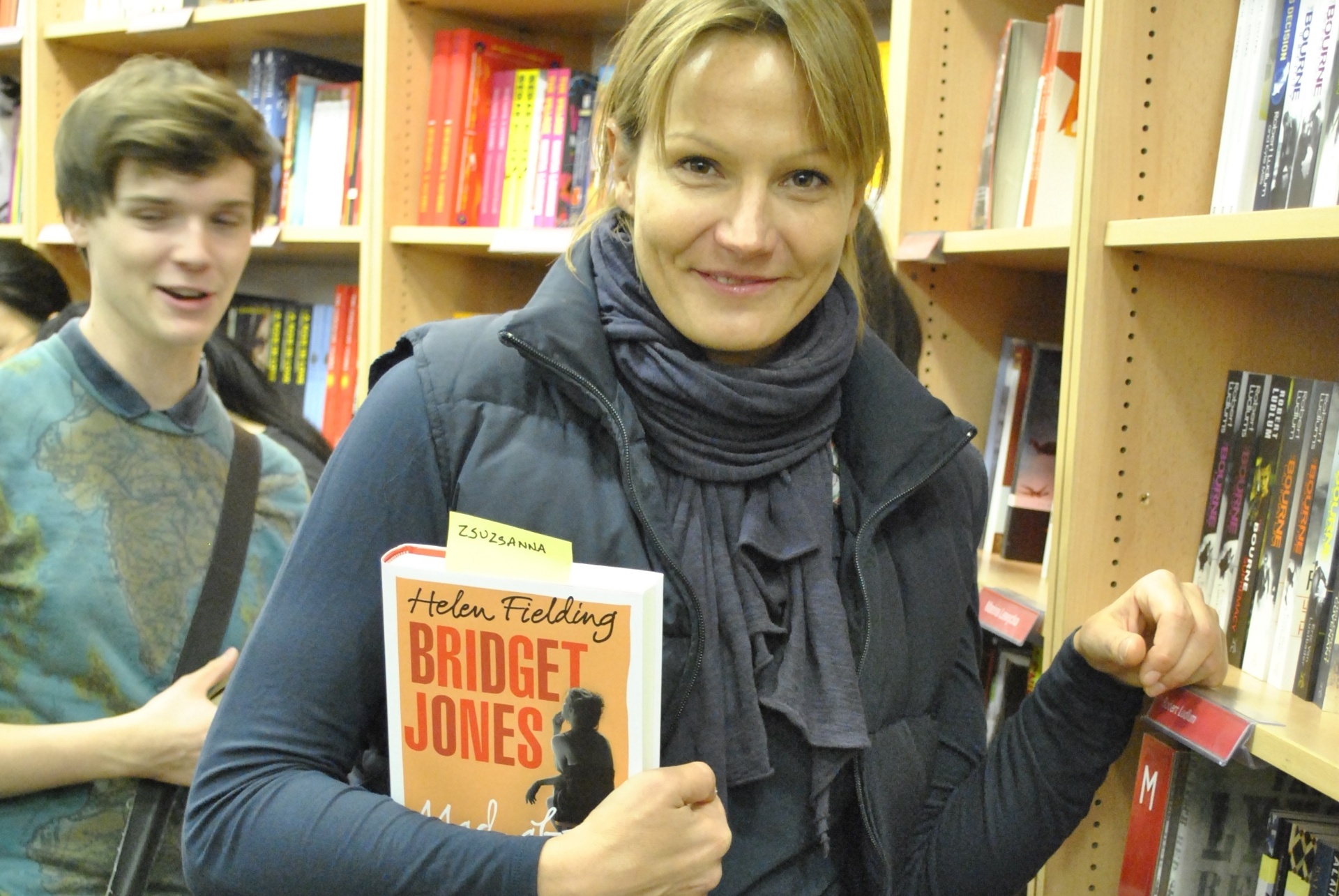 10.out,2013 - A húngara Zsuzsanna Nyul trocou passeio turístico pela chance de conseguir um livro autografado por Helen - Claudia Silveira/UOL