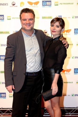 10.out.2013 - Adriano Garib e a namorada prestigiam a entrega dos prêmios do Festival do Rio