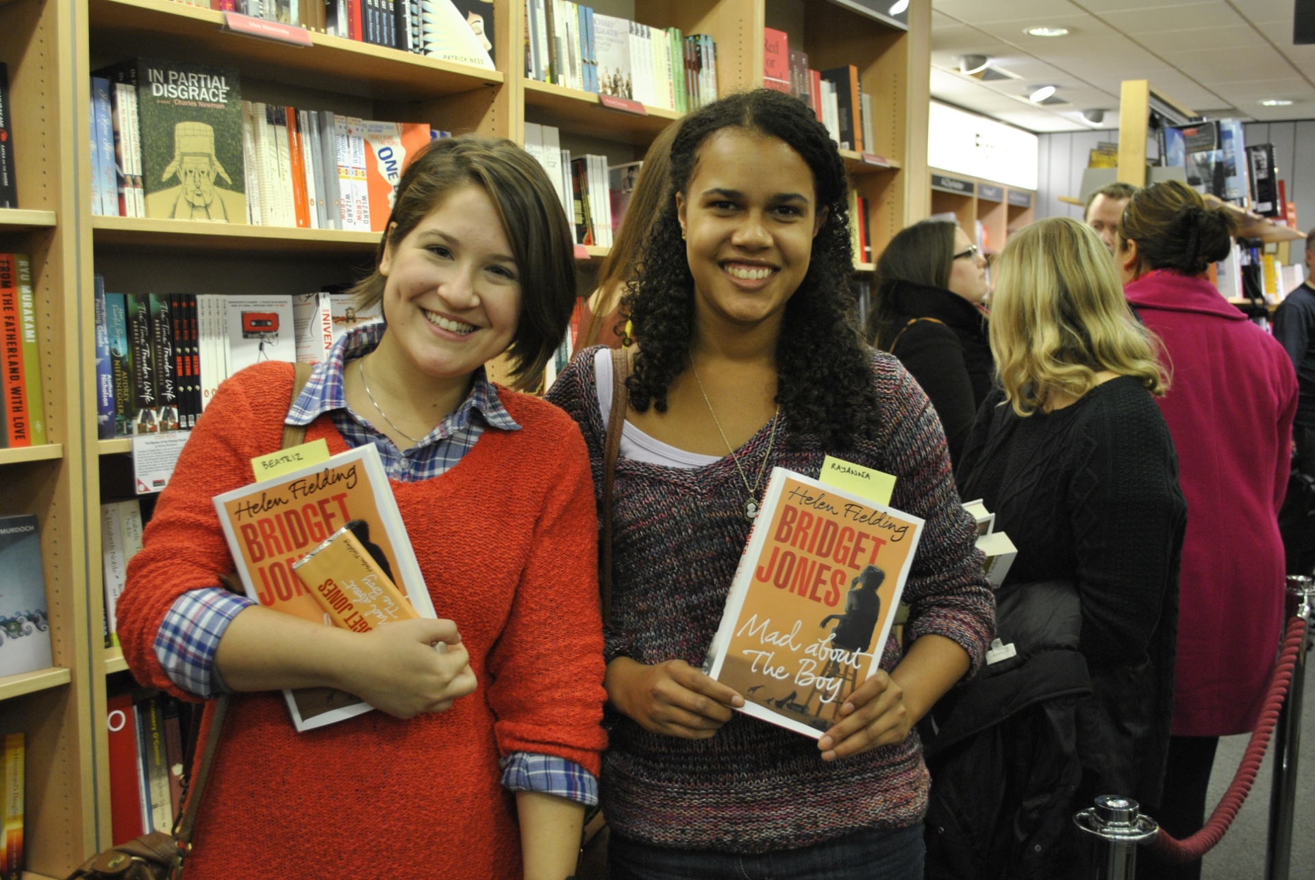 10.out.2013 - As estudantes brasileiras Rayanna Pereira e Beatriz Fontenele estavam entre as primeiras da fila da sessão de autógrafos em Londres - Claudia Silveira/UOL