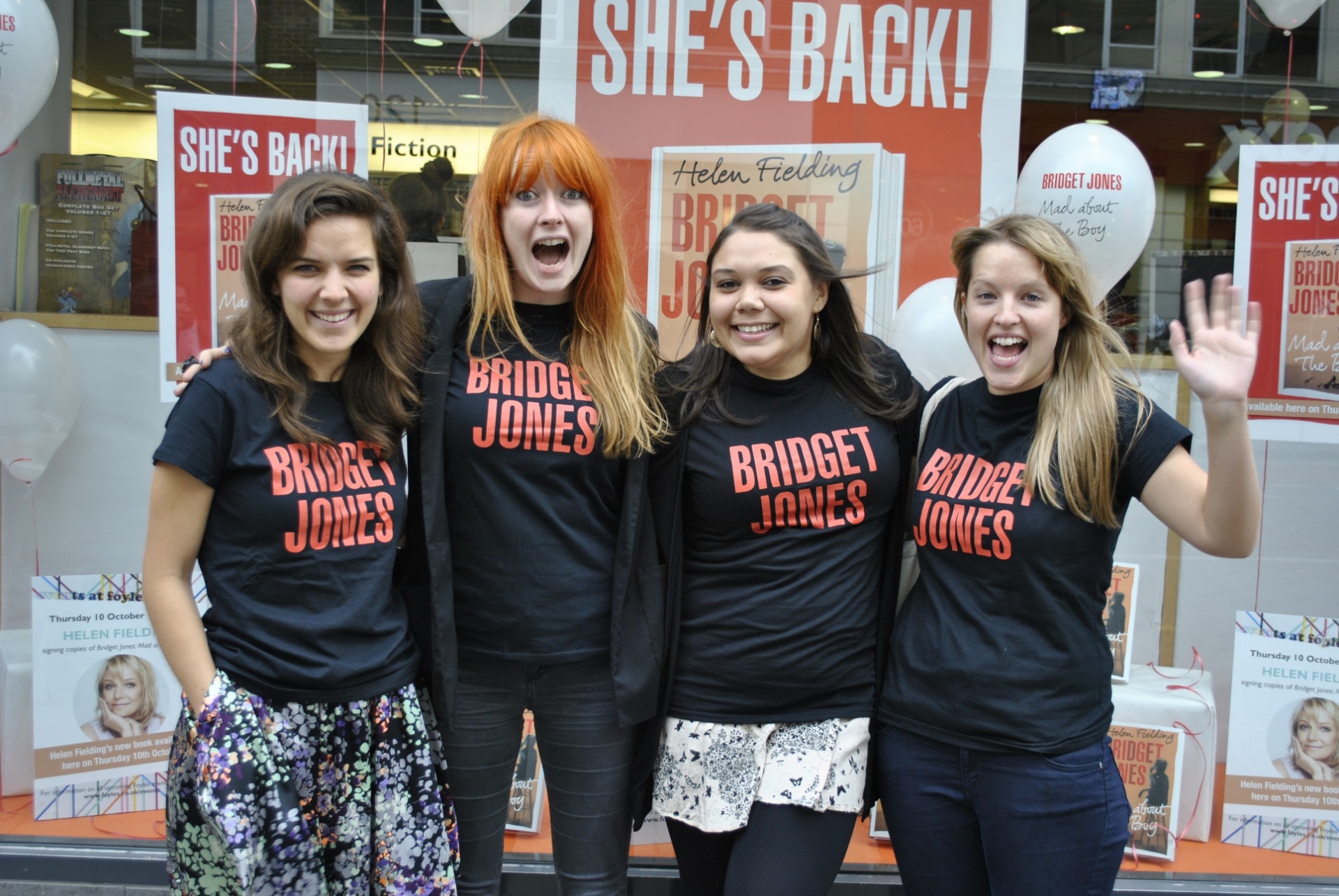 10.out.2013 - Equipe da organização do evento posa em frente à vitrine montada para o lançamento do terceiro livro da série de Bridget Jones, em Londres - Claudia Silveira/UOL