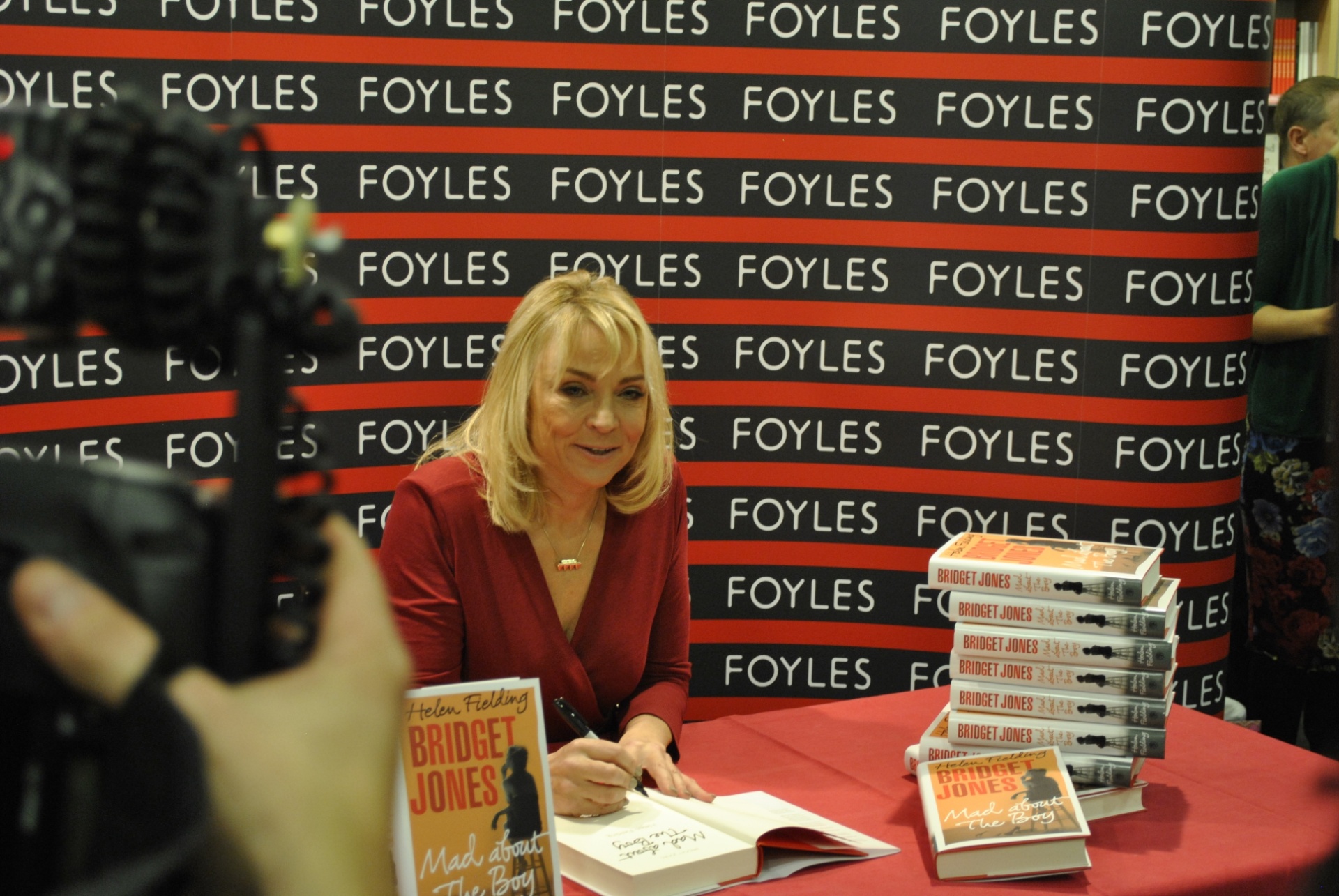 10.out.2013 - Helen Fielding durante sessão de autógrafos de seu novo livro, "Bridget Jones: Louca pelo Garoto", em uma livraria no centro de Londres. O livro sai no Brasil no dia 30 de outubro - Claudia Silveira/UOL