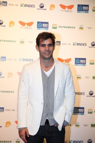 10.out.2013 - Juliano Cazarré comparece na premiação do Festival de Cinema do Rio