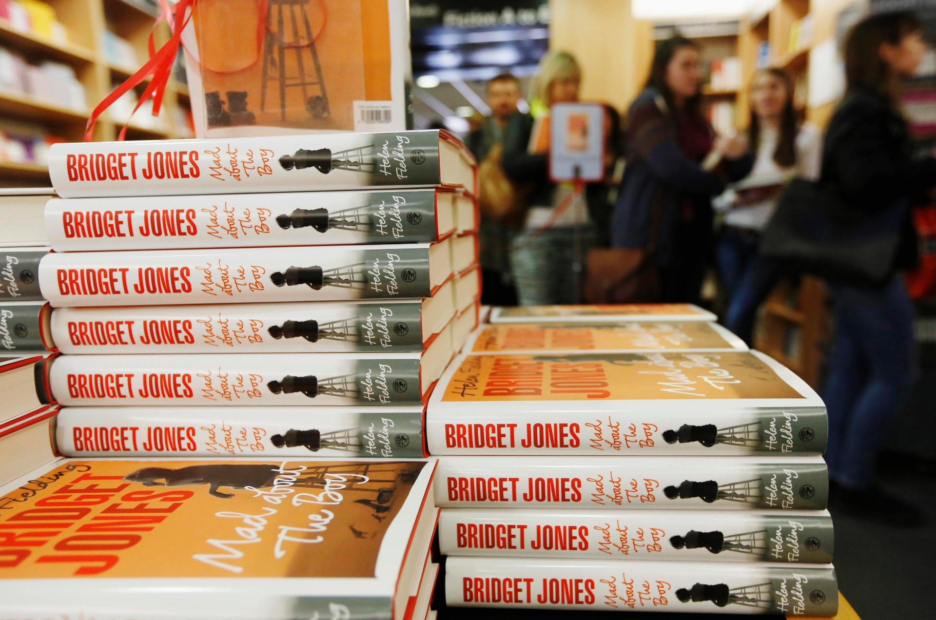 10.out.2013 - Livraria Foyles, no centro de Londres, ficou cheia à espera da escritora britânica Helen Fielding - REUTERS/Luke MacGregor