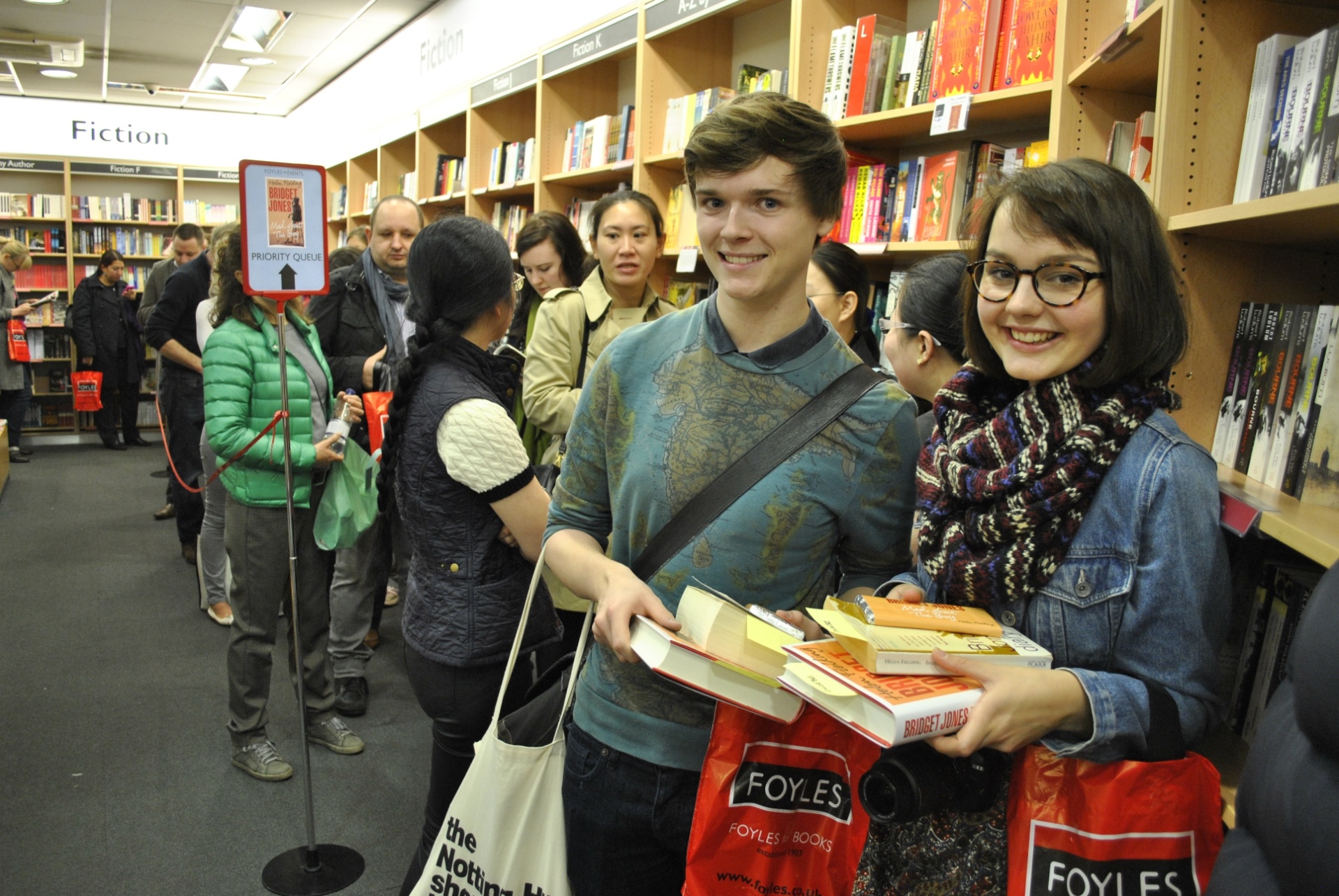 10.out.2013 - Os estudantes londrinos Tim Doble e Phoebe Stone estavam na expectativa sobre os novos rumos na vida de Bridget Jones - Claudia Silveira/UOL