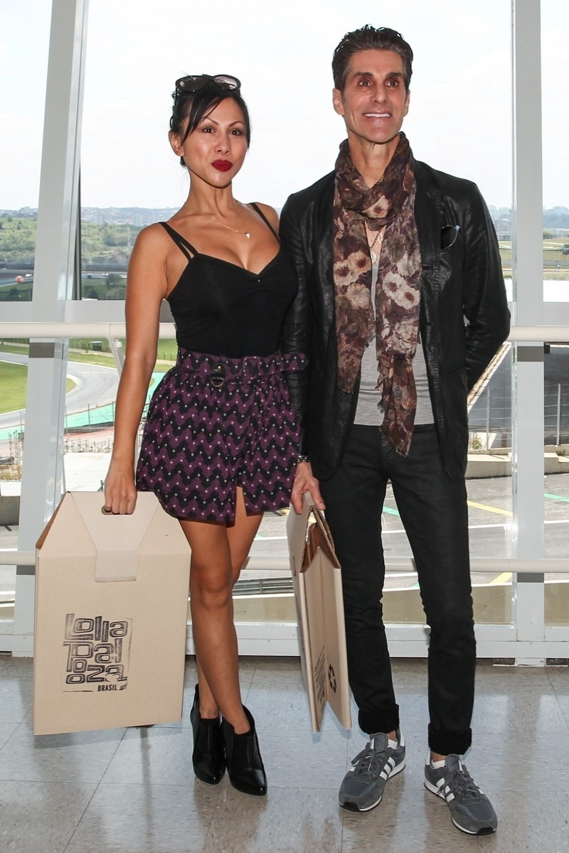 10.out.2013 - Perry Farrell, criador do festival Lollapalooza, posa ao lado da esposa no autódromo de Interlagos, em São Paulo, durante coletiva de imprensa que anunciou local e data da edição de 2014 do festival. - Manuela Scarpa/Foto Rio News