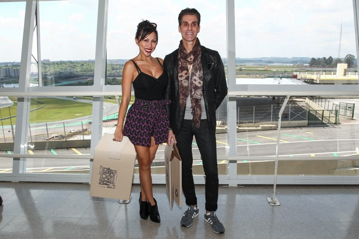10.out.2013 - Perry Farrell, criador do festival Lollapalooza, posa ao lado da esposa no autódromo de Interlagos, em São Paulo, durante coletiva de imprensa que anunciou local e data da edição de 2014 do festival. - Manuela Scarpa/Foto Rio News