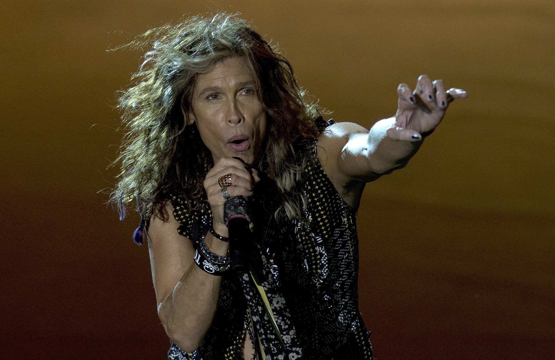 9.out.2013 - Aerosmith faz show em Montevidéu, no Uruguai. Depois de se encontrar com José Mujica e presenteá-lo com uma guitarra autografada, a banda teve a presença do presidente na plateia do show no estádio  Centenário - Pablo Porciuncula/AFP