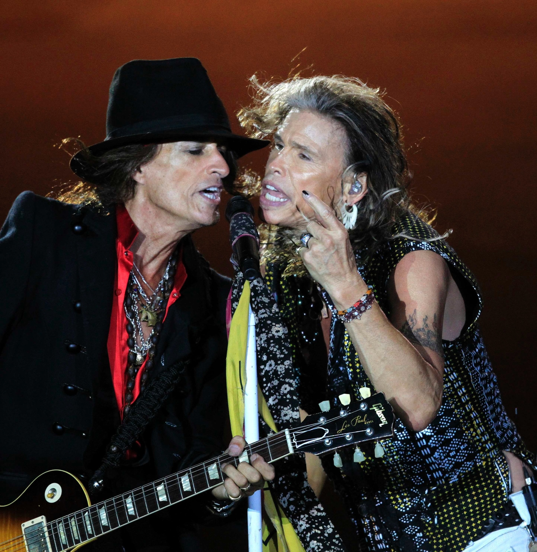 9.out.2013 - Aerosmith faz show em Montevidéu, no Uruguai. Depois de se encontrar com José Mujica e presenteá-lo com uma guitarra autografada, a banda teve a presença do presidente na plateia do show no estádio  Centenário - Andres Stapff/Reuters