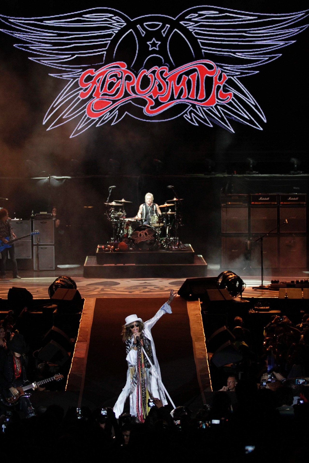 9.out.2013 - Aerosmith faz show em Montevidéu, no Uruguai. Depois de se encontrar com José Mujica e presenteá-lo com uma guitarra autografada, a banda teve a presença do presidente na plateia do show no estádio  Centenário - Andres Stapff/Reuters