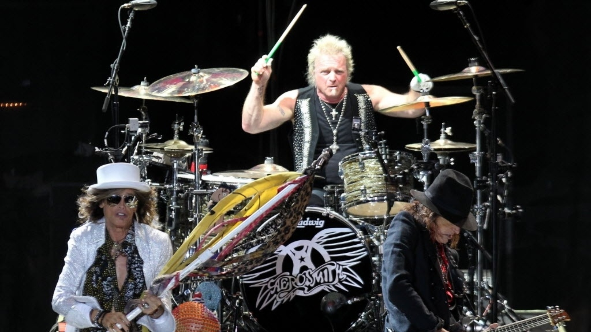 9.out.2013 - Aerosmith faz show em Montevidéu, no Uruguai. Depois de se encontrar com José Mujica e presenteá-lo com uma guitarra autografada, a banda teve a presença do presidente na plateia do show no estádio  Centenário - Iván Franco/EFE