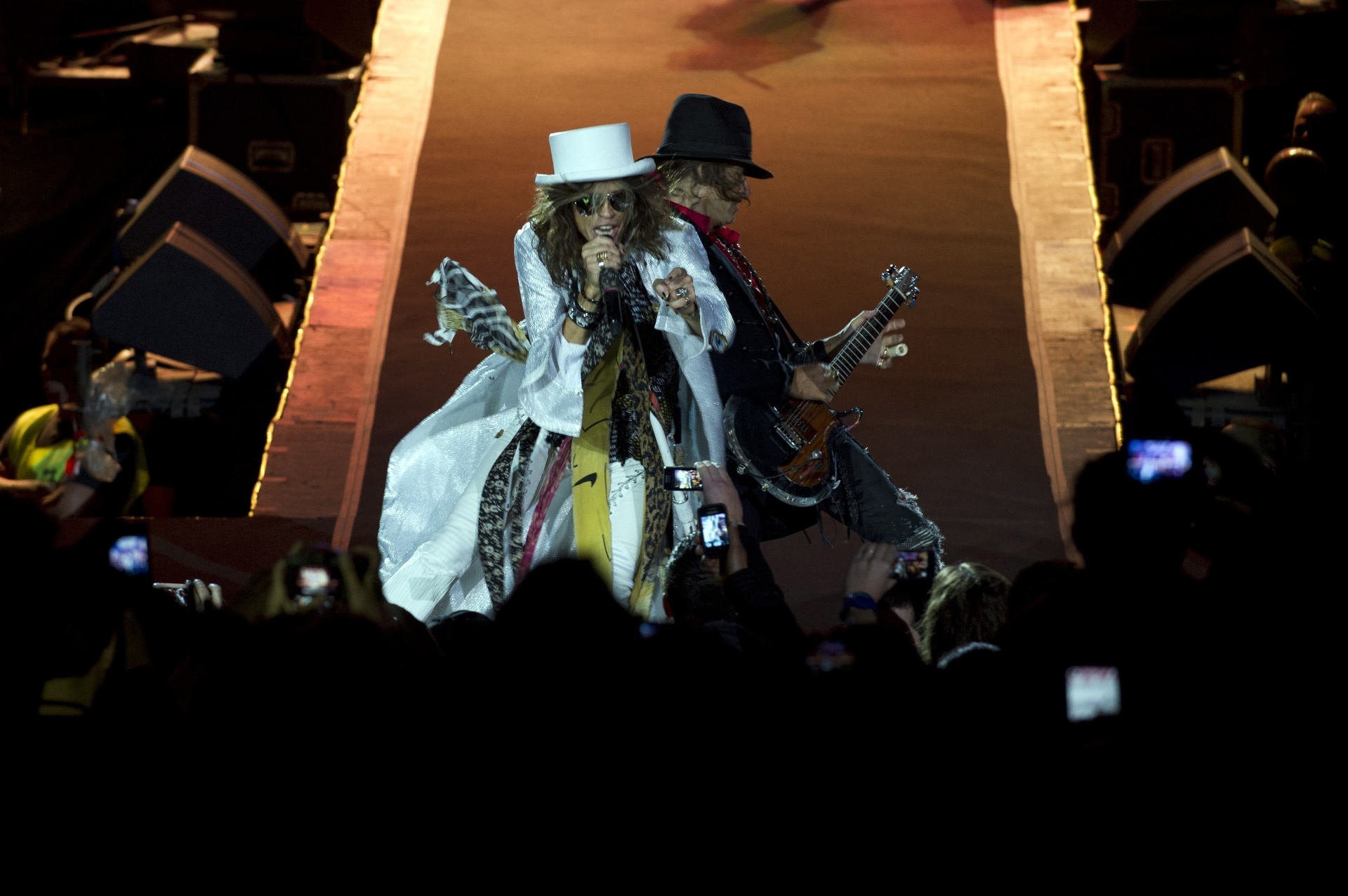 9.out.2013 - Aerosmith faz show em Montevidéu, no Uruguai. Depois de se encontrar com José Mujica e presenteá-lo com uma guitarra autografada, a banda teve a presença do presidente na plateia do show no estádio  Centenário - Pablo Porciuncula/AFP