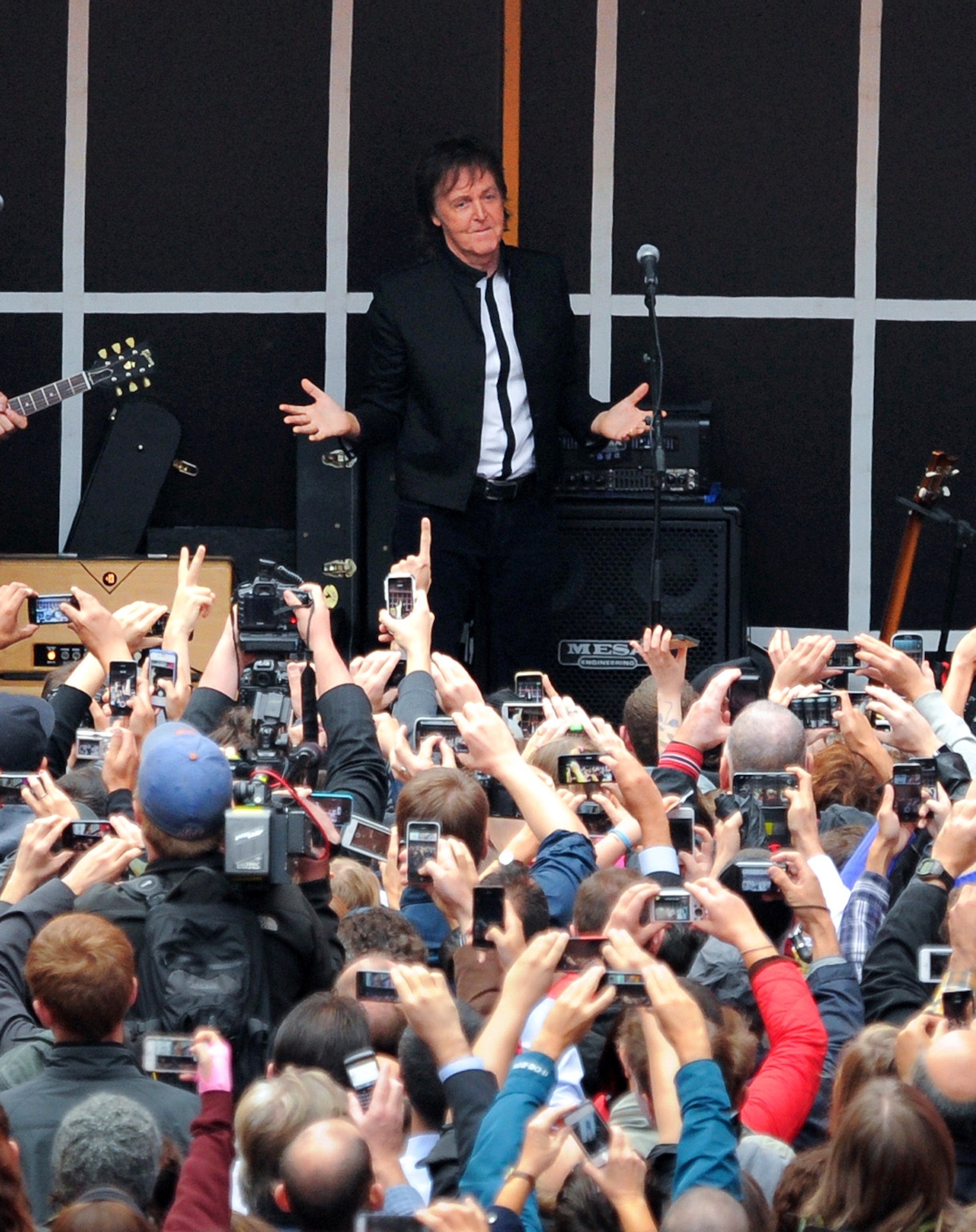 Paul McCartney faz show surpresa na Times Square, em Nova York - Evan Agostini/Invision/AP