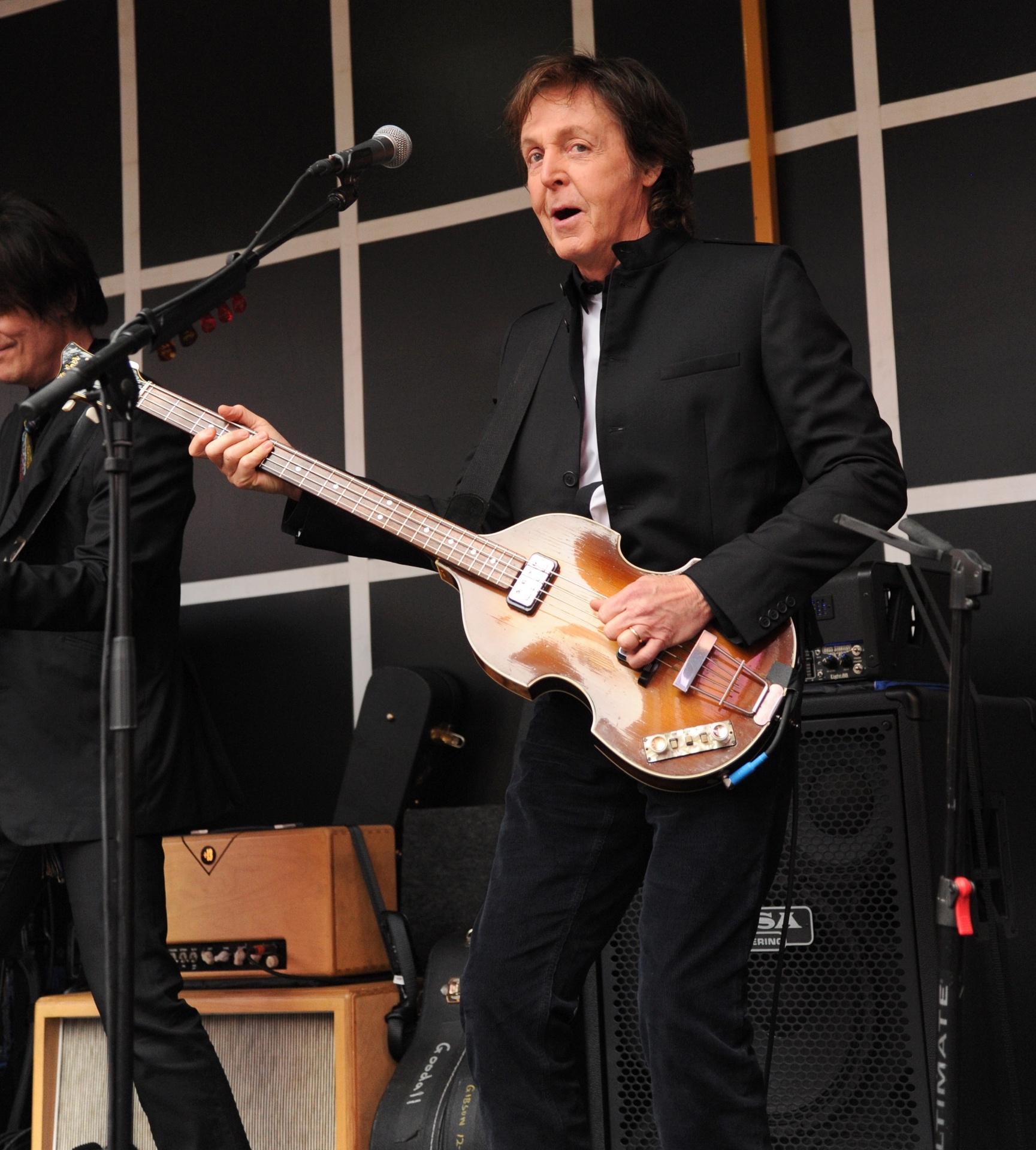 Paul McCartney faz show surpresa na Times Square, em Nova York Comente - Kevin Mazur/Getty Images/AFP