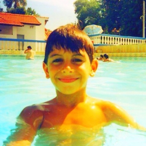 10.out.2013 - Jesus Luz aparece sorridente em foto de criança tirada em uma piscina. "Todo ano posto essa mesma foto! Queria ser esse pirralho pra sempre...", disse o ator e DJ