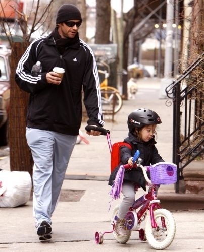 Com a filha Ava Eliot Jackman, de três anos, Hugh Jackman faz uma caminhada matinal por Nova York (12/2/2009)