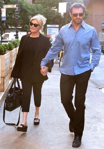 De mãos dadas, Hugh Jackman e sua mulher Deborrah-Lee Furness vão a um restaurante em Nova York (20/6/2011)