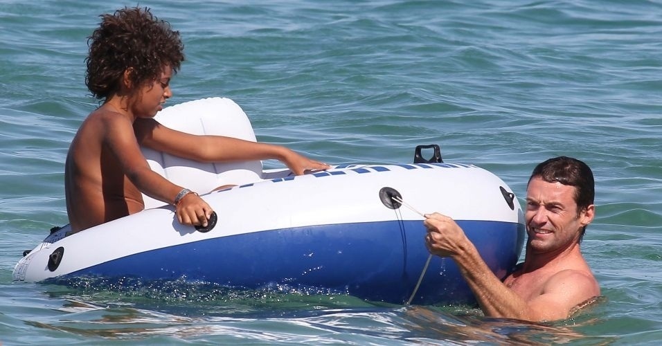 Hugh Jackman brinca com o filho Oscar em praia de Saint Tropez (29/8/2011)