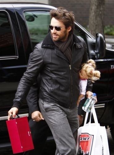 Hugh Jackman chega a seu apartamento em Nova York, carregando sacolas e uma boneca (5/1/2009)