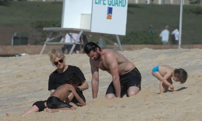 Hugh Jackman com a mulher Deborra-Lee e os filhos Ava e Oscar em praia da Austrália. A família lhe faz companhia enquanto ele grava o filme "Austrália" (15/4/2007)