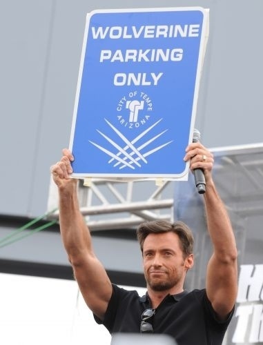 12.out.2013 ? Hugh Jackman mostra a placa de estacionamento de Wolverine, após chegar de moto à pré-estreia do filme "X-Men Origens" em Tempe, no Arizona (27/4/2009)
