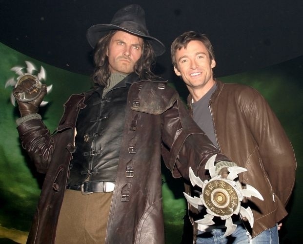 Hugh Jackman posa ao lado do boneco de cera inspirado em seu personagem no filme "Van Helsing", no museu de cera Madame Tussaud em Nova York (6/5/2006)
