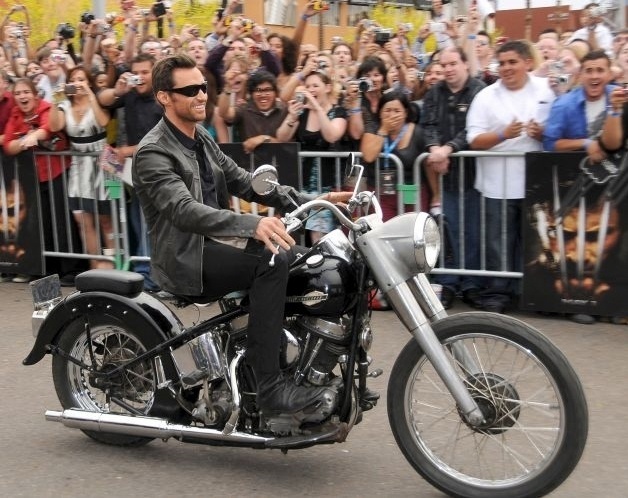 12.out.2013 ?  Hugh Jackman rouba a cena e deixa a multidão alucinada ao chegar de moto à pré-estreia de seu novo filme "X-Men Origens", no qual interpreta novamente o mutante Wolverine, no Harkins Theatres, em Tempe, no Arizona (27/04/2009)