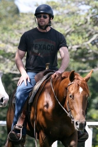 O ator Hugh Jackman anda de cavalo no Central Park de Sydney, como parte do treinamento para seu papel no filme "Austrália", onde atua ao lado de Nicole Kidman (25/3/2007)
