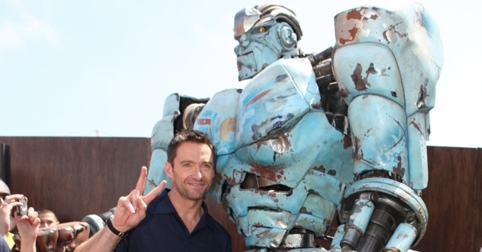 O ator Hugh Jackman posa para foto ao lado de um robô gigante, personagem do filme "Gigantes de Aço" (21/07/2011)