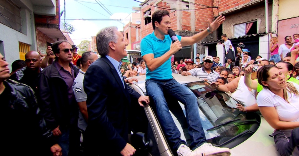 13.out.2013 - Rodrigo Faro levou Roberto Justus para conhecer a comunidade de Paraisópolis, em São Paulo