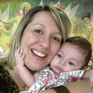 A bancária Laís Carvalho, que teve endometriose, segura a filha Lavínia - Arquivo Pessoal
