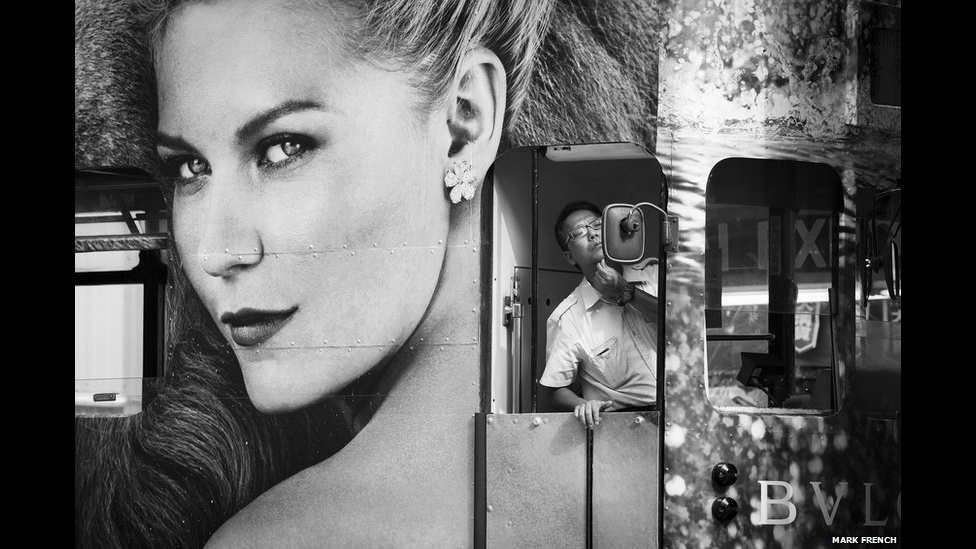 A edição de 2013 do prêmio Fotógrafo Urbano do Ano foi vencida pelo britânico Mark French, com esta foto de um motorista de ônibus se olhando em um espelho, feita em uma rua de Hong Kong - Mark French/BBC