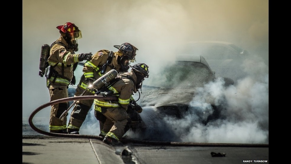 A foto escolhida como a melhor das 10h foi este momento dramático dos bombeiros nos Estados Unidos, capturado por Randy Turnbow - Randy Turnbow/BBC