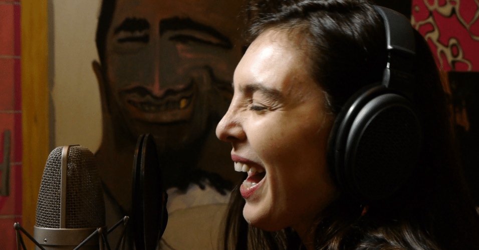 Adriana Calcanhoto canta em ritmo de jazz na nova versão do disco