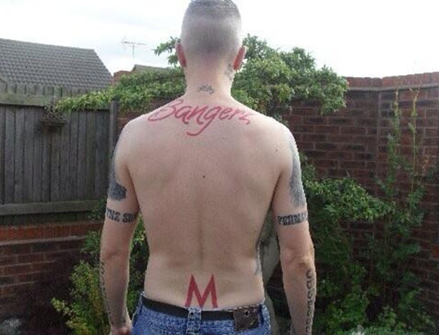 Carl McCoid, 42, exibe tatuagens que fez em homenagem a Miley Cyrus. No alto das costas, ele tatuou o nome do álbum da cantora, "Bangerz"