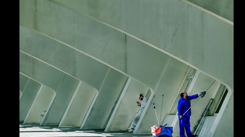Esta foto, feita na Espanha por Paco Barreda Centelles, mostra trabalhadores e foi selecionada para o prêmio das fotos das 9h - Paco Barreda Centelles/BBC