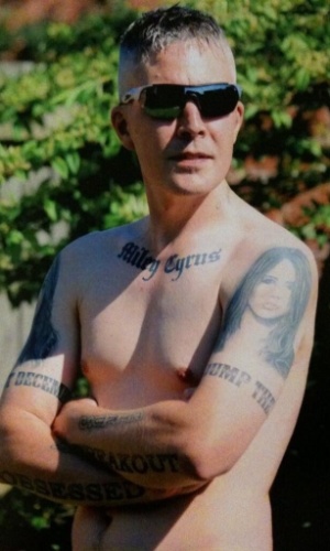 Fã de Miley Cyrus, Carl McCoid, 42, fez 29 tatuagens em homenagem à cantora, sendo três do rosto dela