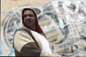 Homem impede pedestres de verem obra de Banksy no Brooklyn, em Nova York - Reprodução