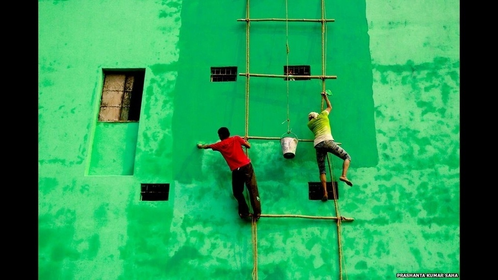 Mais de 12,5 mil fotos do mundo todo participaram da competição, incluindo a imagem acima, de Prashanta Kumar Saha, que mostra pintores trabalhando na parede de um prédio em Bangladesh - Prashanta Kumar Saha/BBC