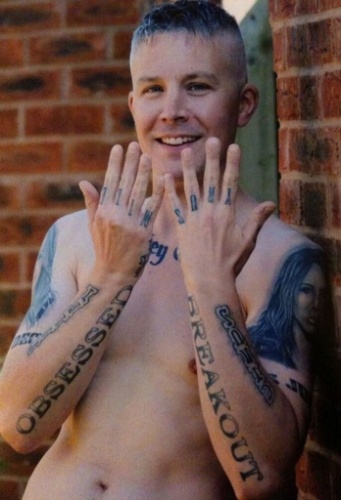 O britânico Carl McCoid, 42, exibe as tatuagens que fez em homenagem a Miley Cyrus. Ele já chegou a ser mencionado pela cantora durante uma entrevista dela para uma rádio europeia