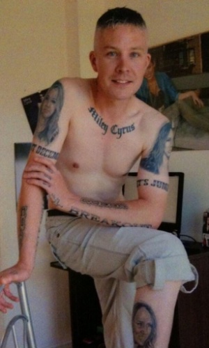 O britânico Carl McCoid, 40, mostra tatuagens que fez em homenagem à cantora Miley Cyrus. Ele tem 29 desenhos espalhados pelo corpo