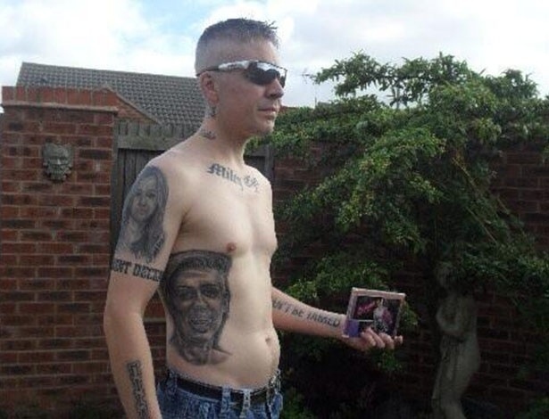 O britânico Carl McCoid, 42, mostra tatuagens que fez em homenagem à cantora Miley Cyrus. Ele tem 29 no total
