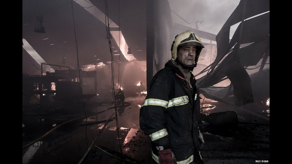 O terceiro lugar foi para o fotógrafo português Rui Pedro Moura Barbosa Dias, por esta imagem de bombeiros apagando um incêndio em uma fábrica de Portugal - Rui Pedro Moura Barbosa Dias/BBC