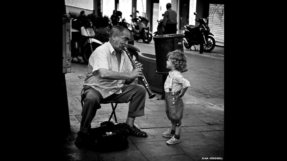 Outra imagem da Espanha, mostrando um homem tocando o clarinete para uma criança e feita por Joan Vendrell, também foi escolhida pelo júri do prêmio - Joan Vendrell/BBC