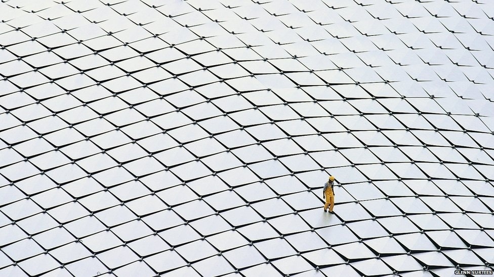 Outro britânico, Glenn Surtees, ficou com o segundo lugar da competição com esta foto de um trabalhador inspecionando o telhado de um teatro em Cingapura - Glenn Surtees
