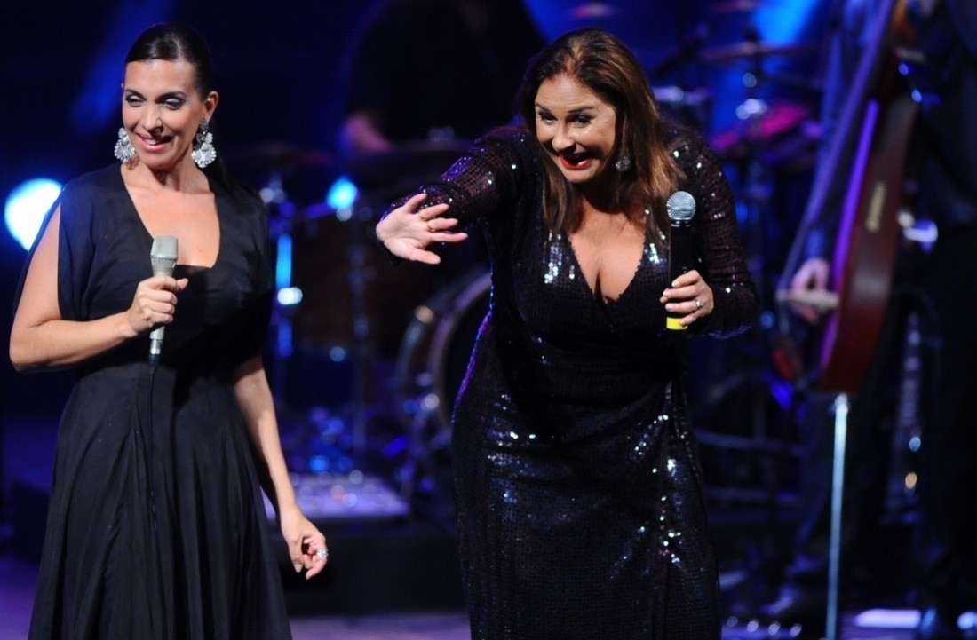 11.out.2013 -  Fafá de Belém canta com Teresa Salgueiro. O show faz parte do projeto Varanda de Nazaré, que tem o objetivo de apresentar o potencial turístico e cultural do Círio de Nazaré, Belém do Pará - Francisco Cepeda/AgNews