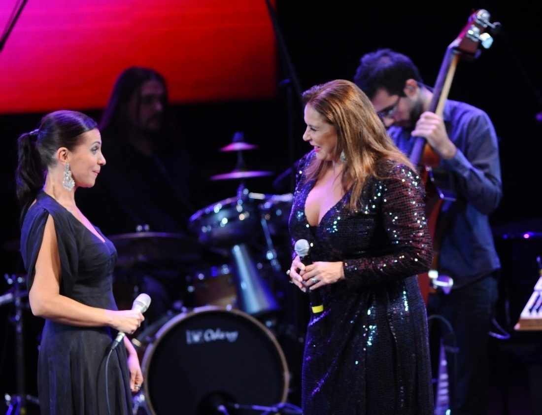 11.out.2013 -  Fafá de Belém canta com Teresa Salgueiro. O show faz parte do projeto Varanda de Nazaré, que tem o objetivo de apresentar o potencial turístico e cultural do Círio de Nazaré, Belém do Pará - Francisco Cepeda/AgNews