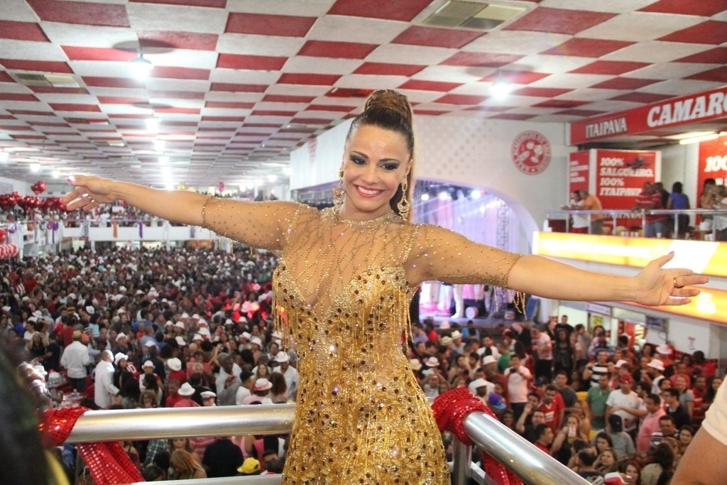 11.out.2013 - Salgueiro realiza ensaio com final do samba enredo para o Carnaval 2014, com a participação da Rainha da Bateria Viviane Araújo, na quadra da escola, na Tijuca 