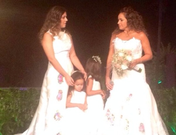 12.out.2013 - Daniela Mercury e Malu Verçosa vestidas de noivas em seu casamento, realizado na casa do casal em Salvador (BA)